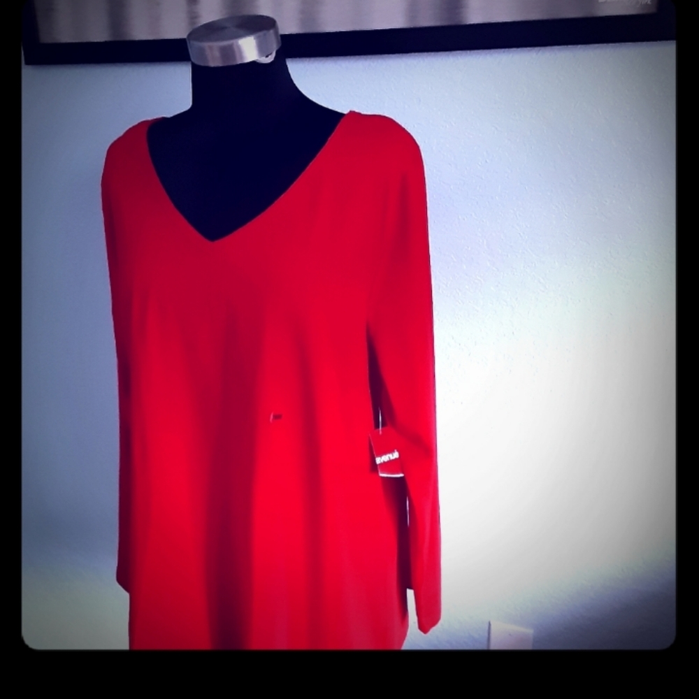 18/20 Avenue Red Tee